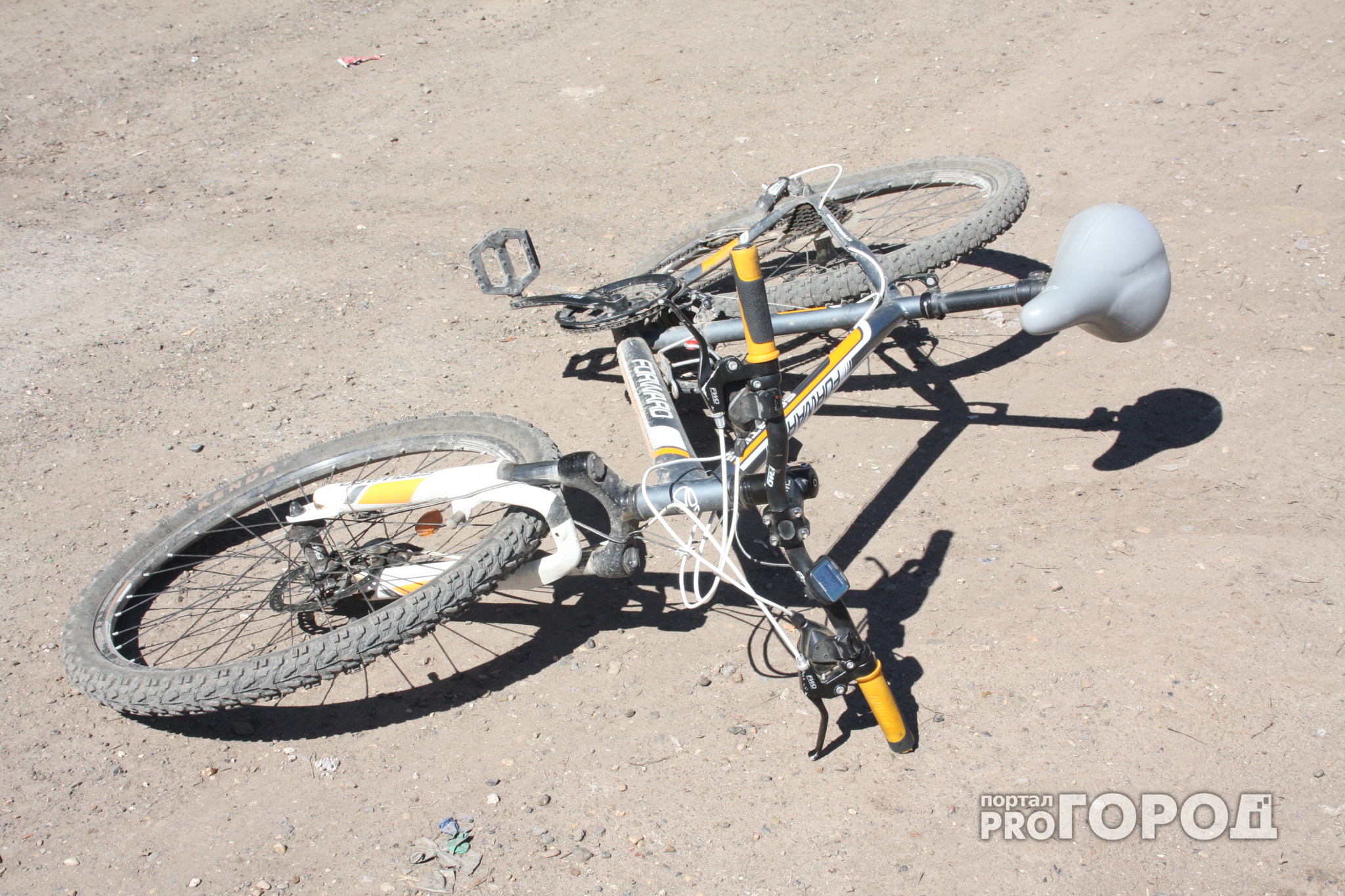 Двое подростков на велосипедах попали под колеса внедорожника