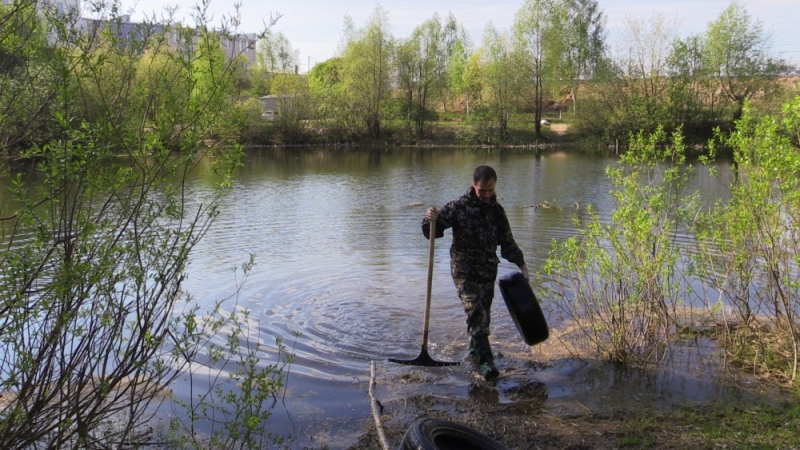 Во Владимире из пруда извлекли 30 покрышек и собрали  11 кубометров мусора