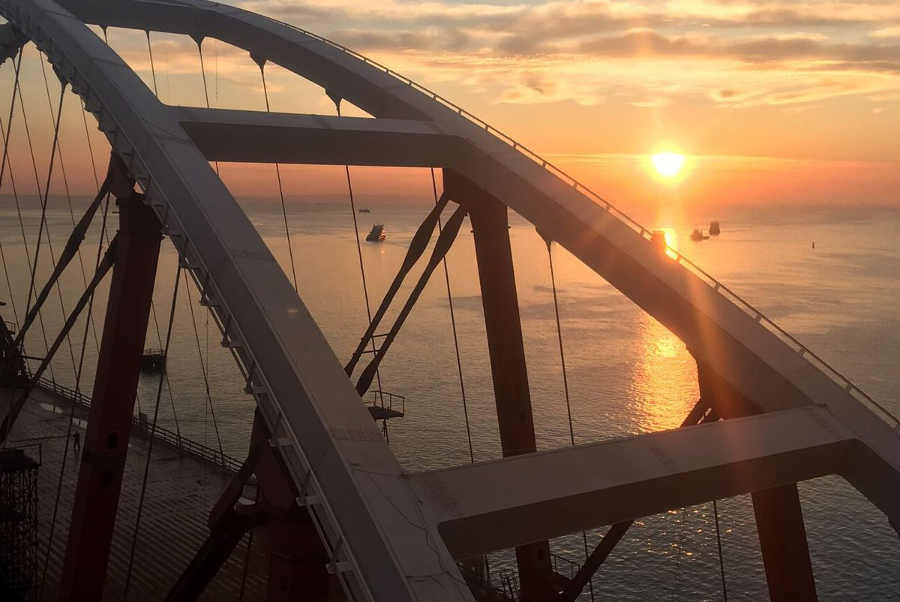 Крымский мост открыли для движения легковых автомобилей‍