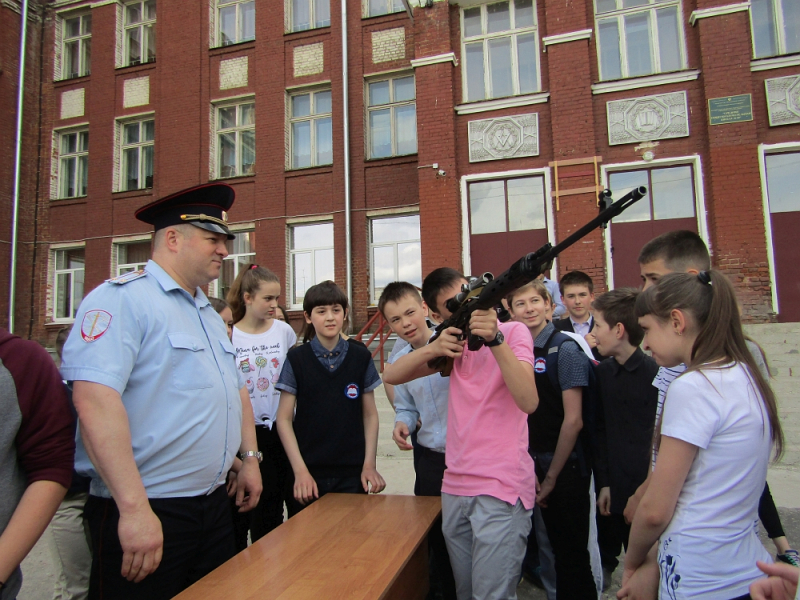 Владимирских школьников научили разбирать и собирать оружие