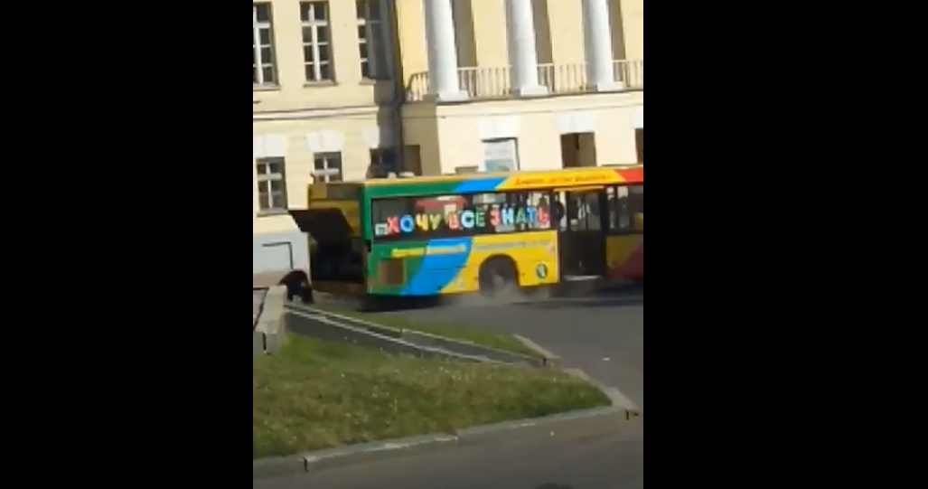 У Соборной площади задымился рейсовый автобус (видео)