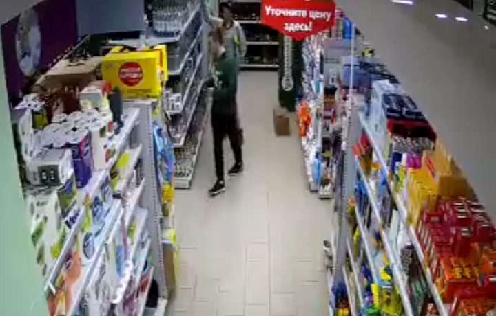 В Коврове ищут бравых "мушкетеров" которые украли бутылку водки на троих (видео)