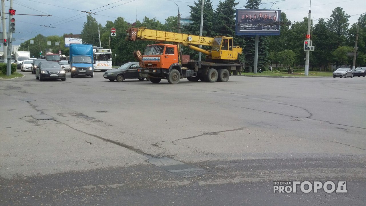 На перекрестке Горького и Строителей водитель "Камаза" потерял управление (фото)