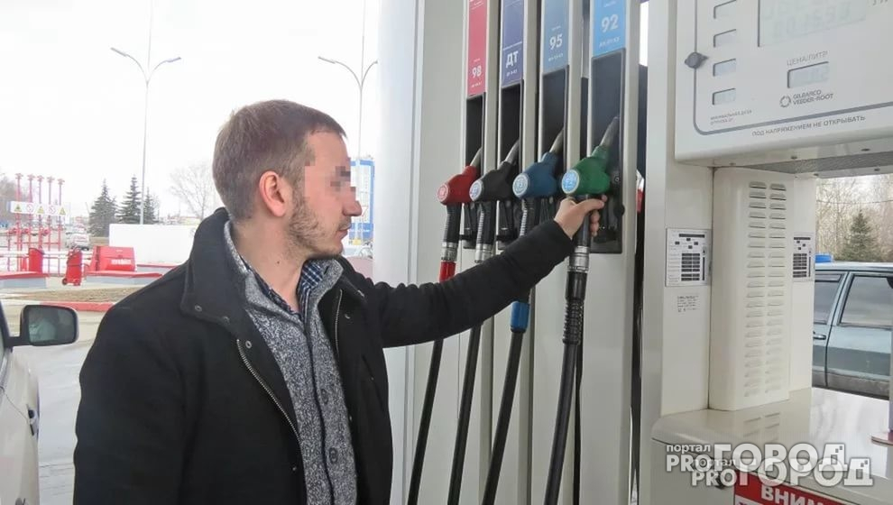 Россияне назвали виновников роста цен на бензин‍