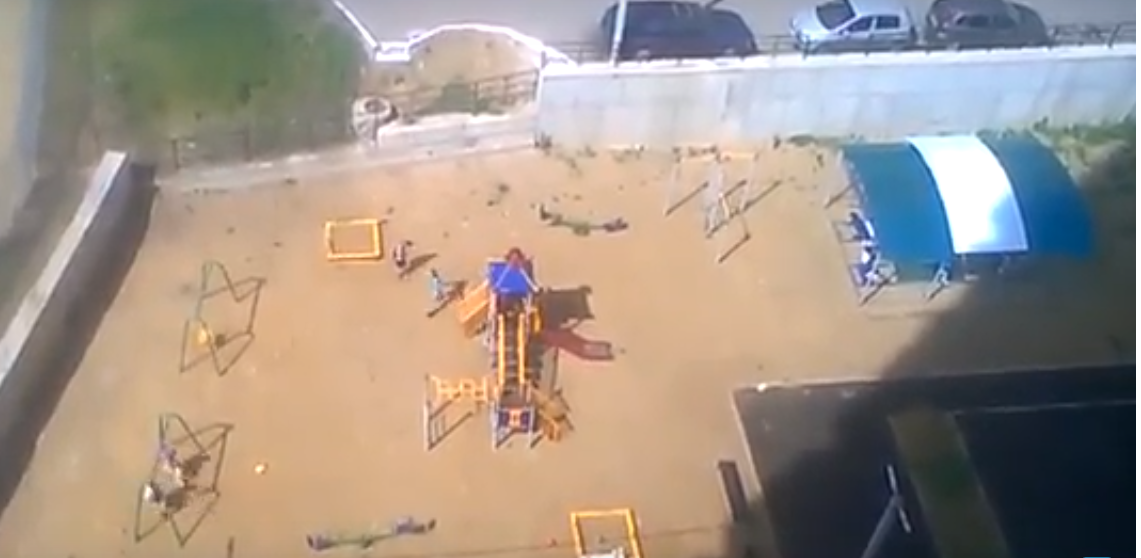 Владимирские дети громят игровую площадку (видео)
