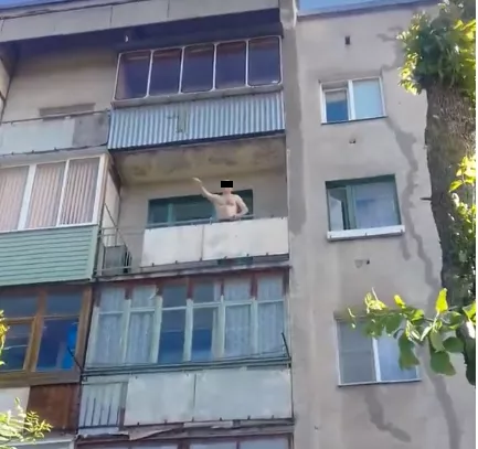 Фото к статье: Появилось видео с неадекватом, швыряющимся предметами из окна