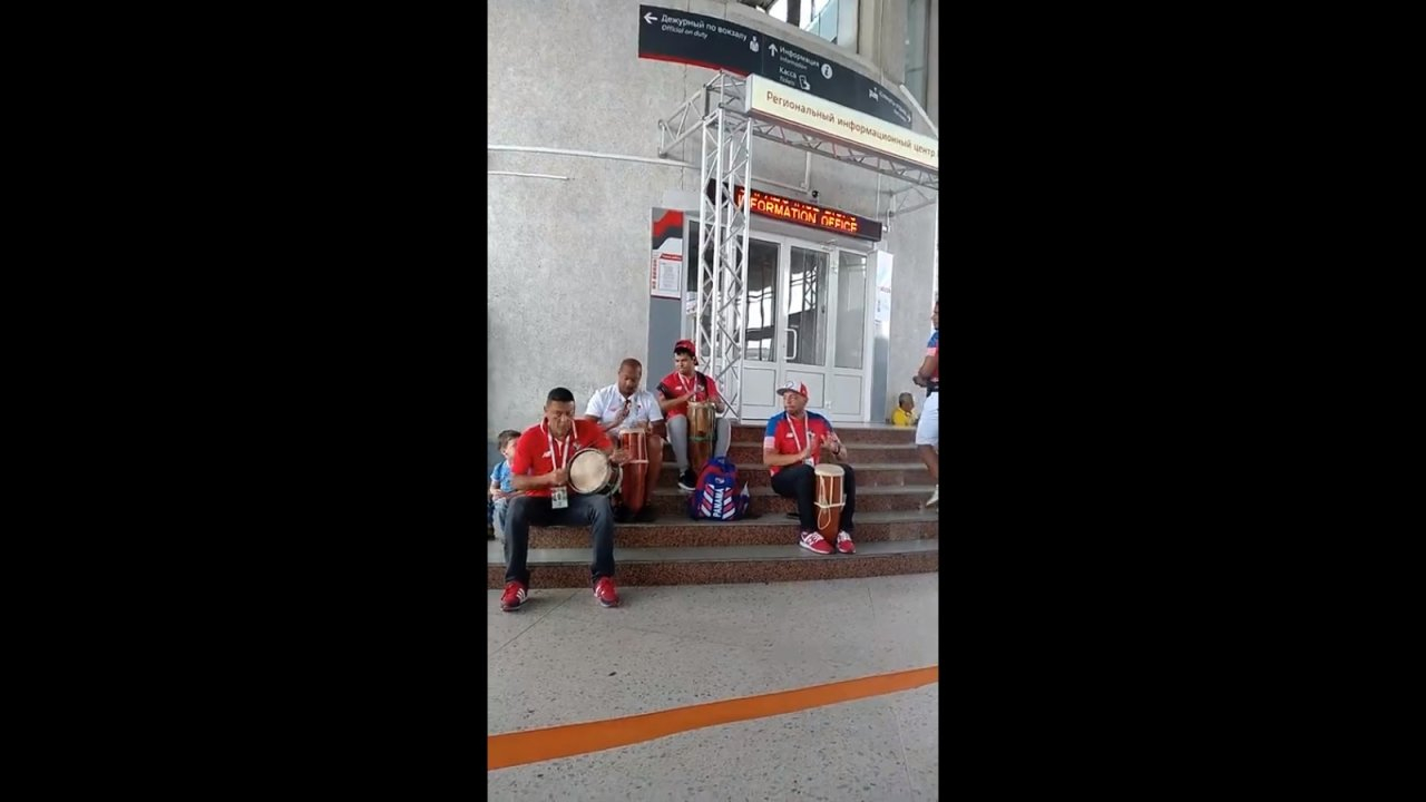 Иностранные фанаты устроили концерт на вокзале Владимира (видео)