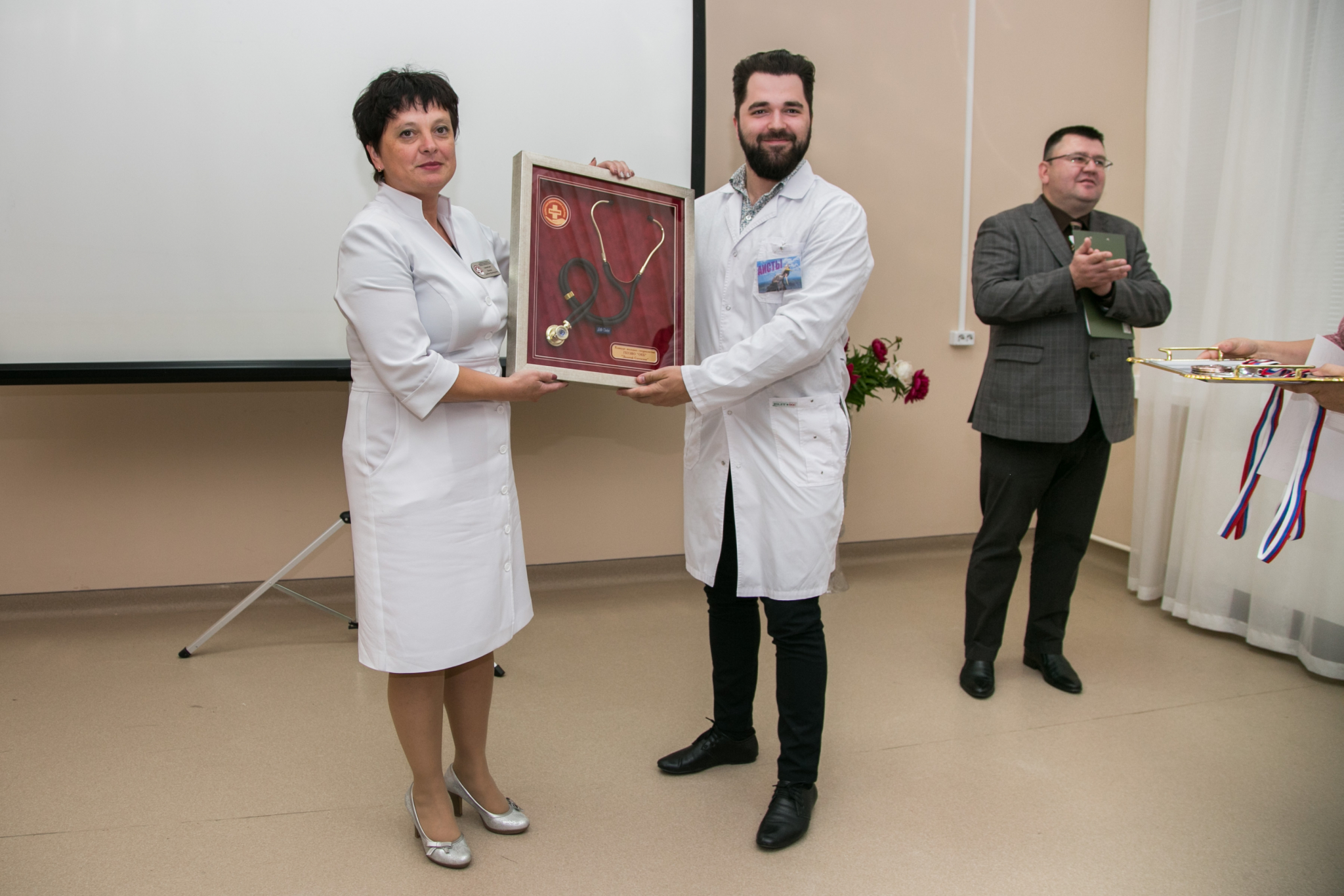 Молодым владимирским врачам вручили "Золотой стетоскоп"