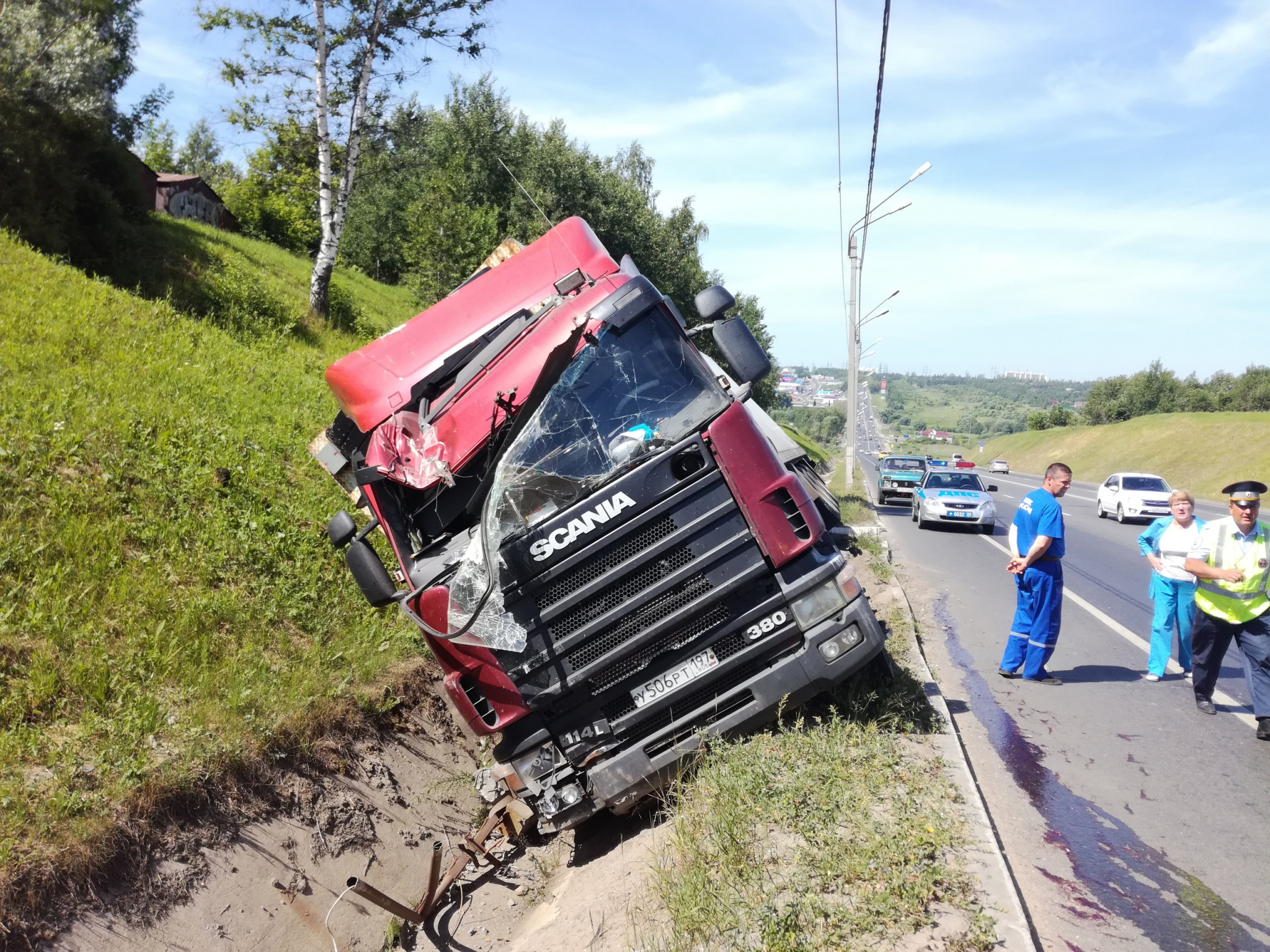 Фура улетела в кювет на Пекинке