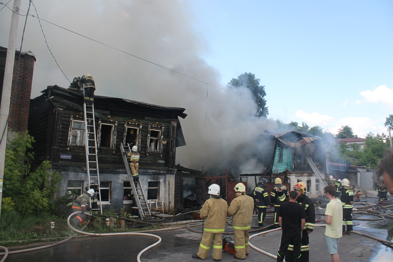 В МЧС назвали причину крупного пожара на улице Урицкого