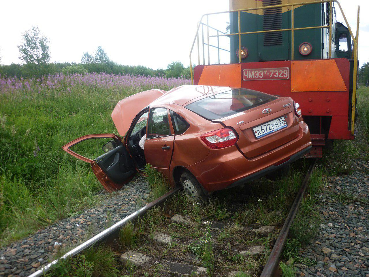 Во Владимирской области поезд протаранил легковой автомобиль (фото)