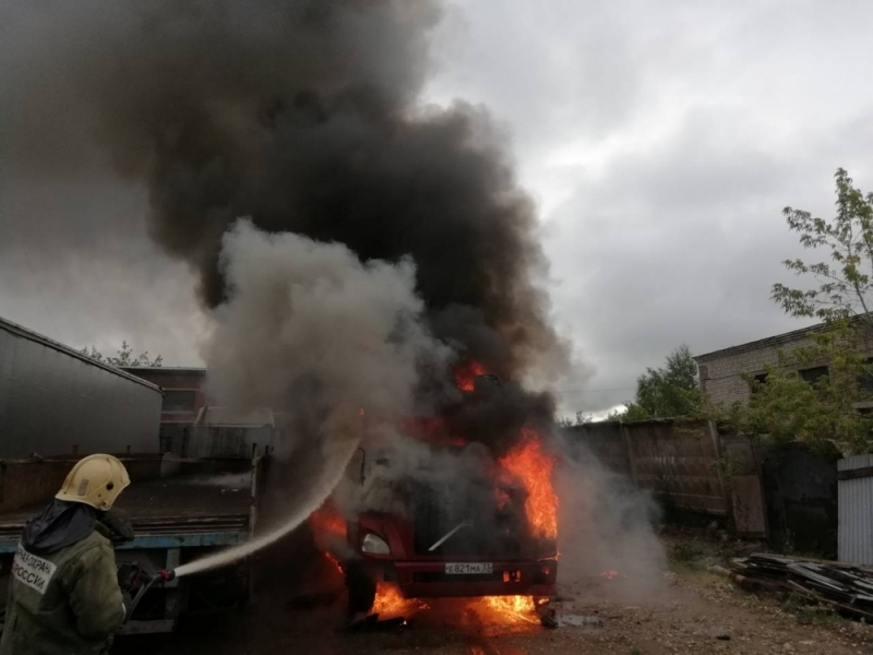 Рано утром в Кольчугино сгорел грузовой автомобиль (фото)