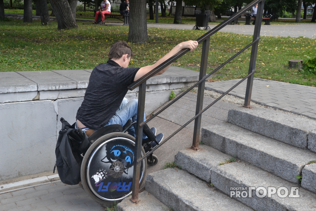 Возле администрации Радужного сделали парковку для инвалидов после скандала