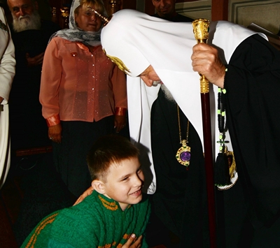 Патриарх Кирилл пообщался с мальчиком-инвалидом из Вязников