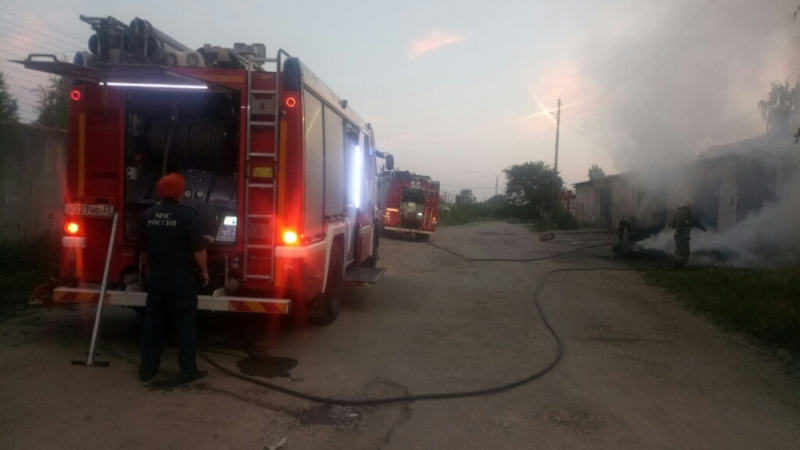 За ночь во Владимирской области сгорели шиномонтаж, автомобиль и жилой дом