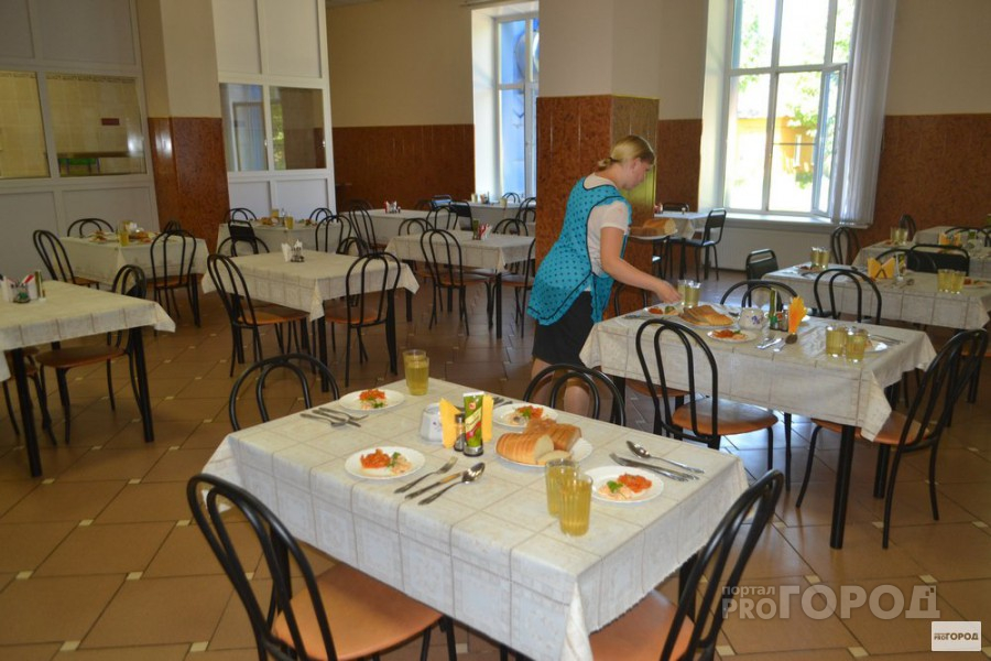 В столовой под Муромом делали блюда из просрочки и хранили продукты на полу