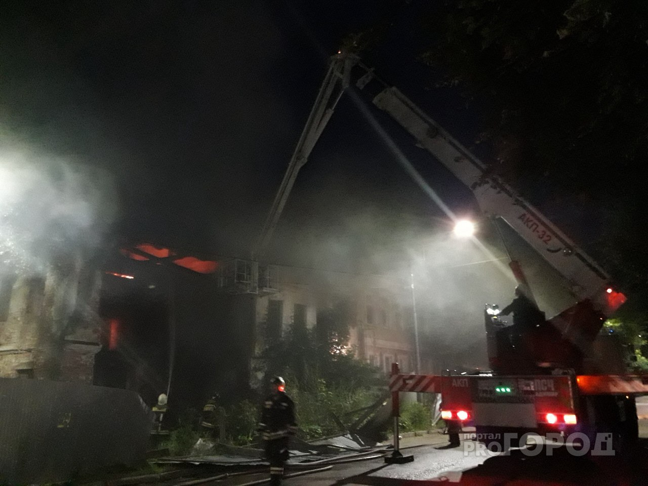 Появились новые фото с места пожара в центре Владимира