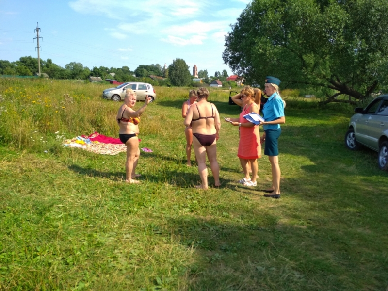 Владимирцев, отдыхающих на запрещенном для купания водоеме в Спасском, отчитали спасатели