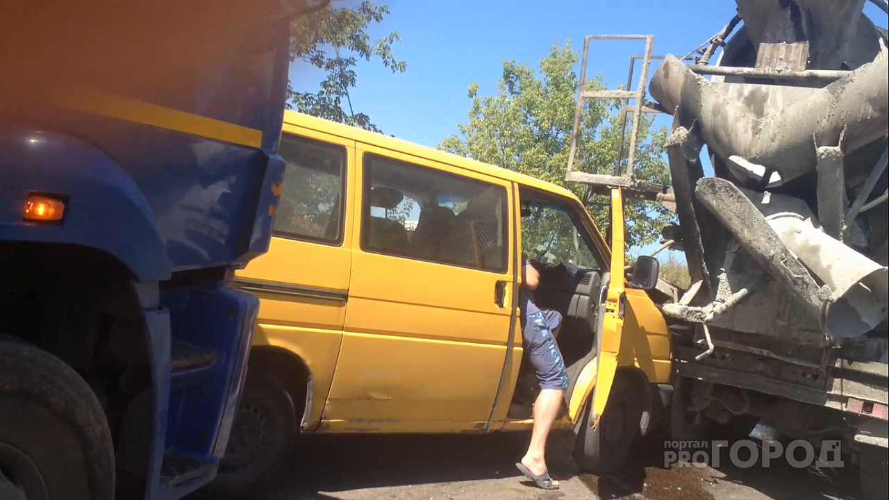 Во Владимире микроавтобус застрял между бетономешалкой и самосвалом