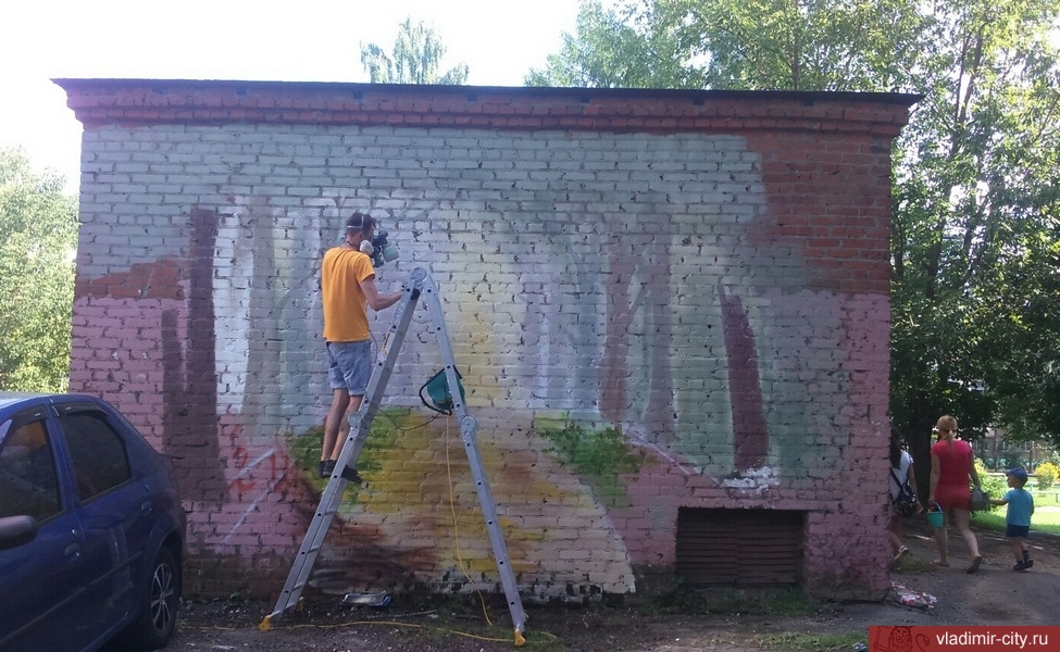 Во Владимире уличные художники взялись за роспись серых стен