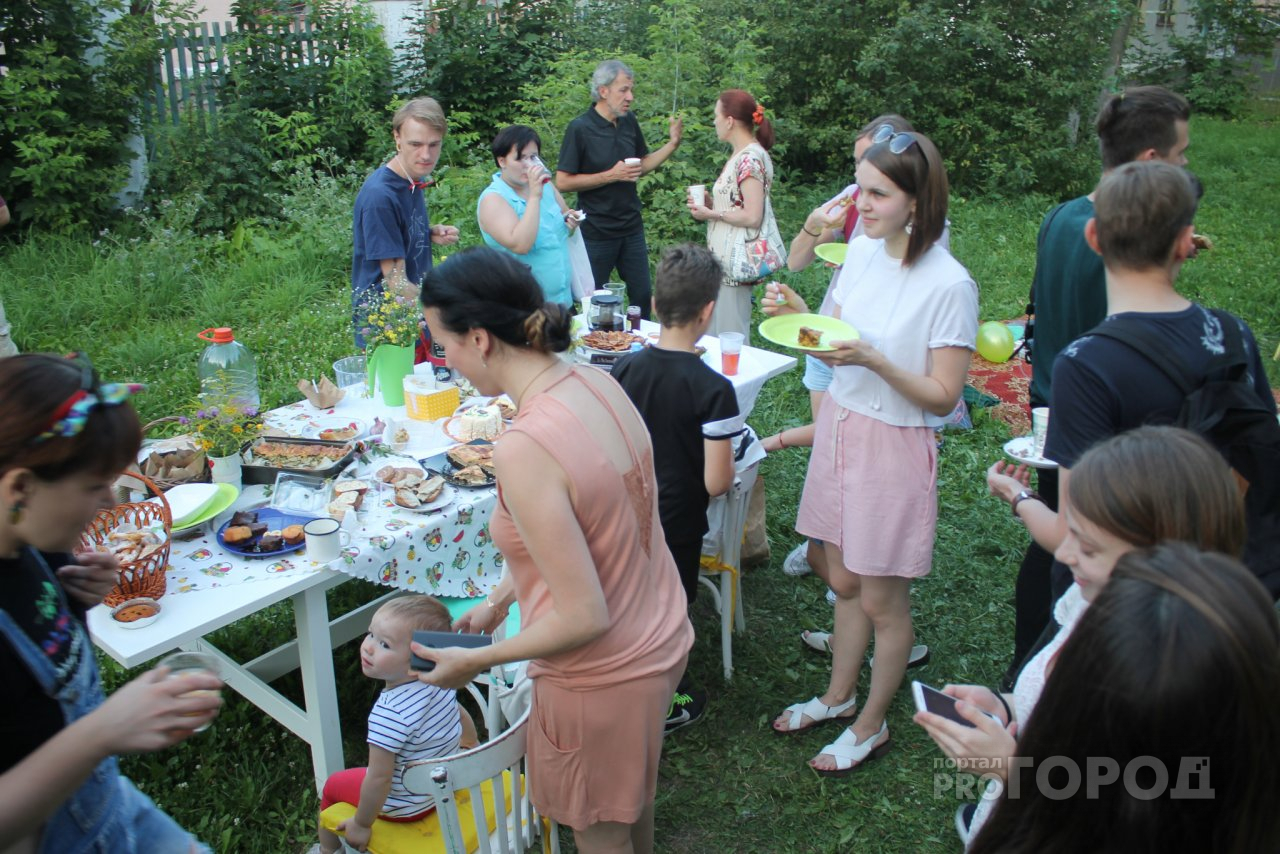 Во одном из дворов Владимира устроили бесплатную раздачу еды и не только