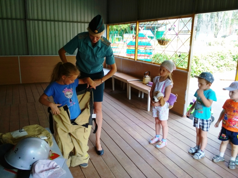 Малыши из детского сада №89  Владимира познакомились с профессией пожарного