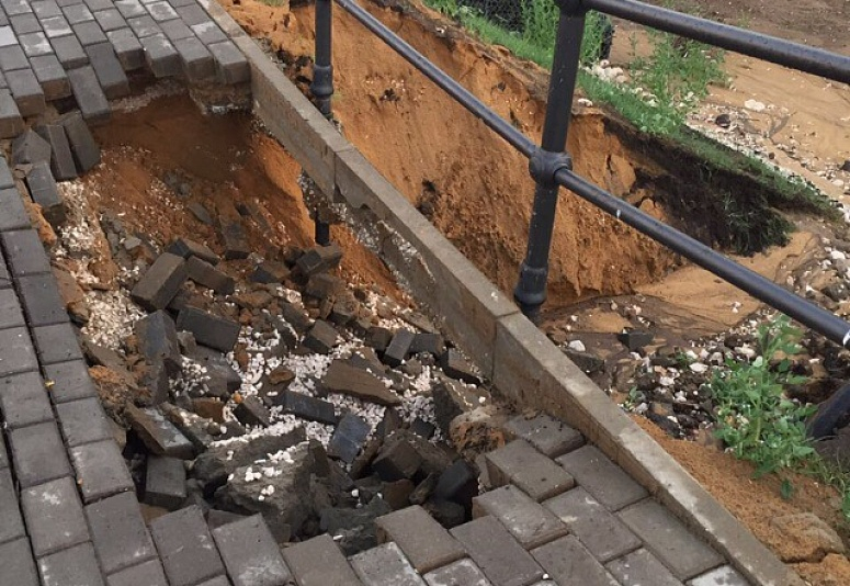 В Суздале обвалилась пешеходная часть нового моста через Каменку