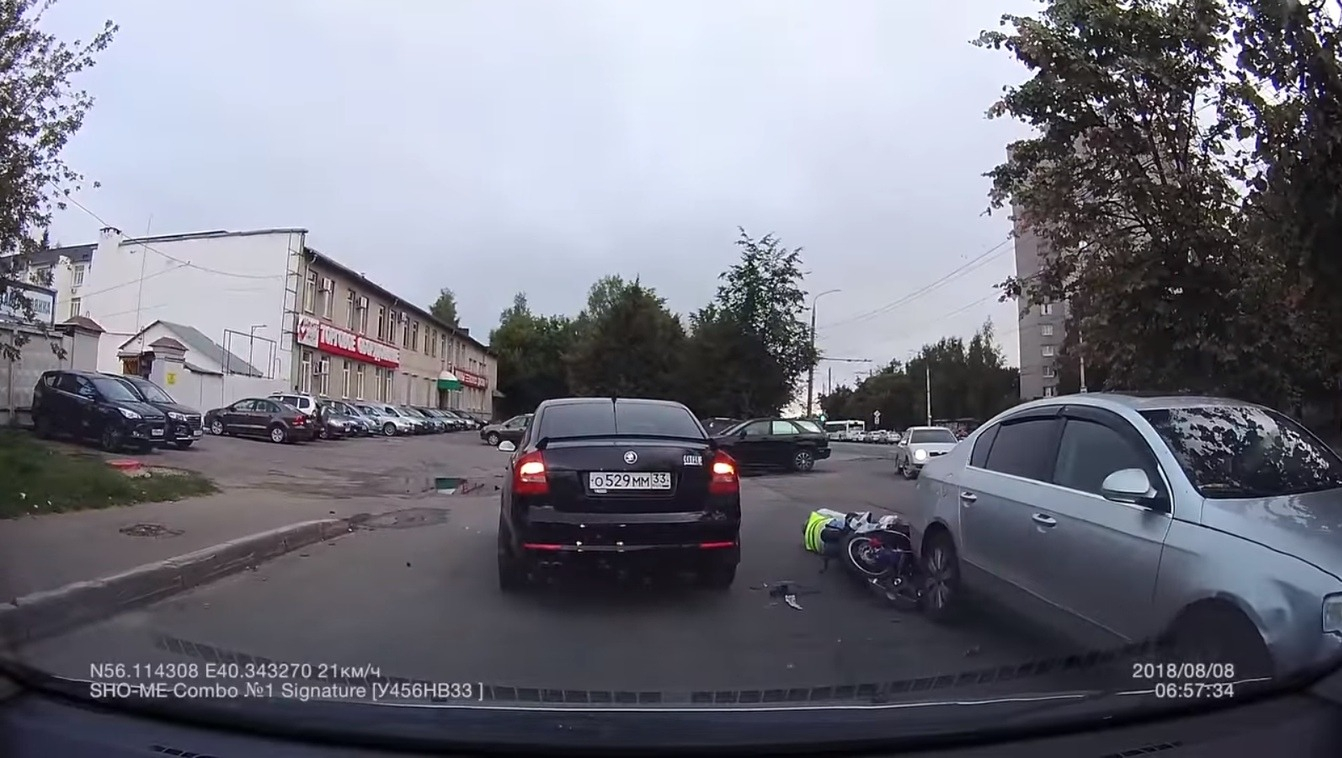 Скутер влетел в легковое авто во Владимире (видео)