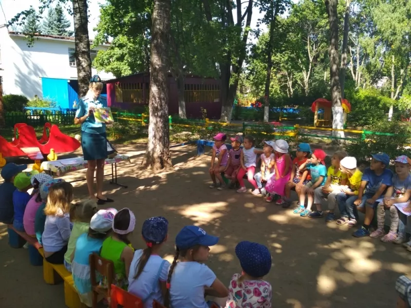 Фото к статье: Владимирские спасатели пытаются «склонить» дошкольников на свою сторону