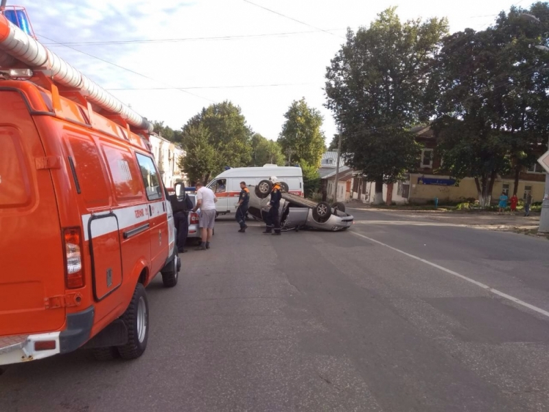 Утром в ДТП в Коврове перевернулся легковой автомобиль