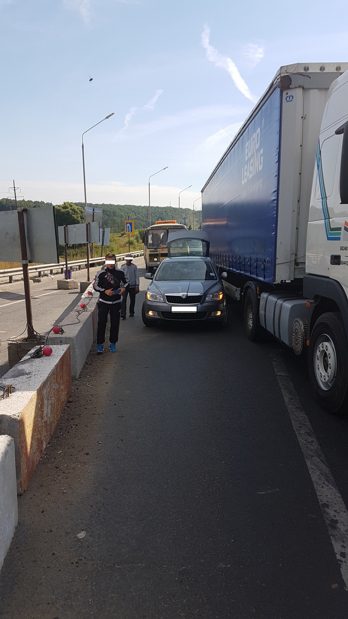 На Пекинке опять пробка: легковушка "залезла" под фуру