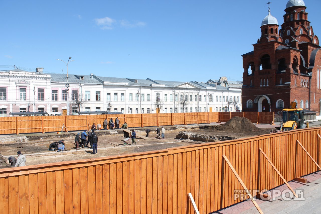На Театральной площади запустили светомузыкальный фонтан (фото, видео)