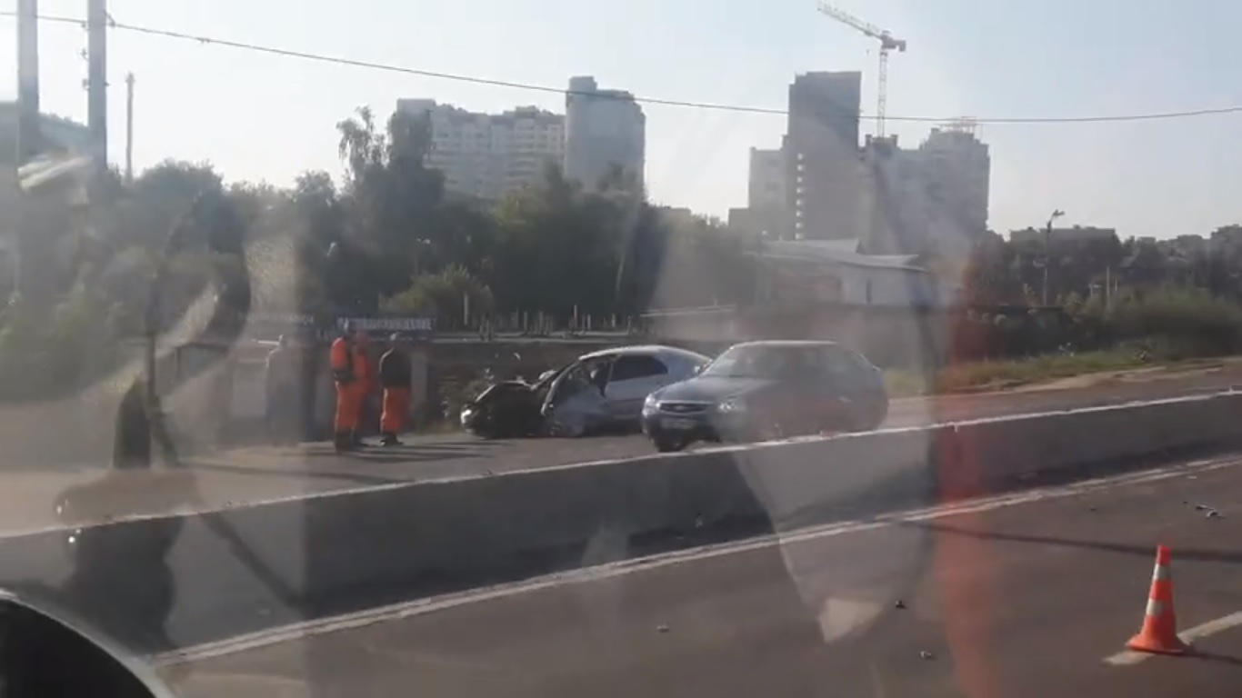 Утром на Пекинке произошла авария (видео)