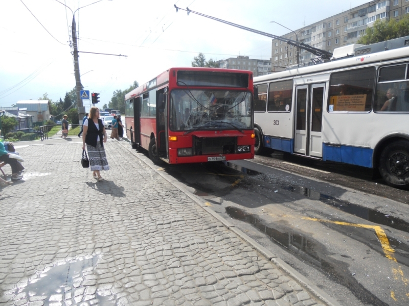 Автобус врезался в зад троллейбуса в Добром
