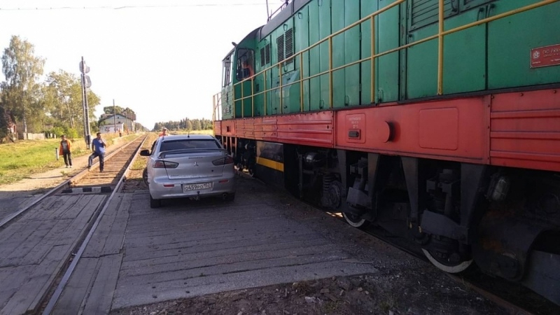 Легковушка врезалась в тепловоз под Ковровом