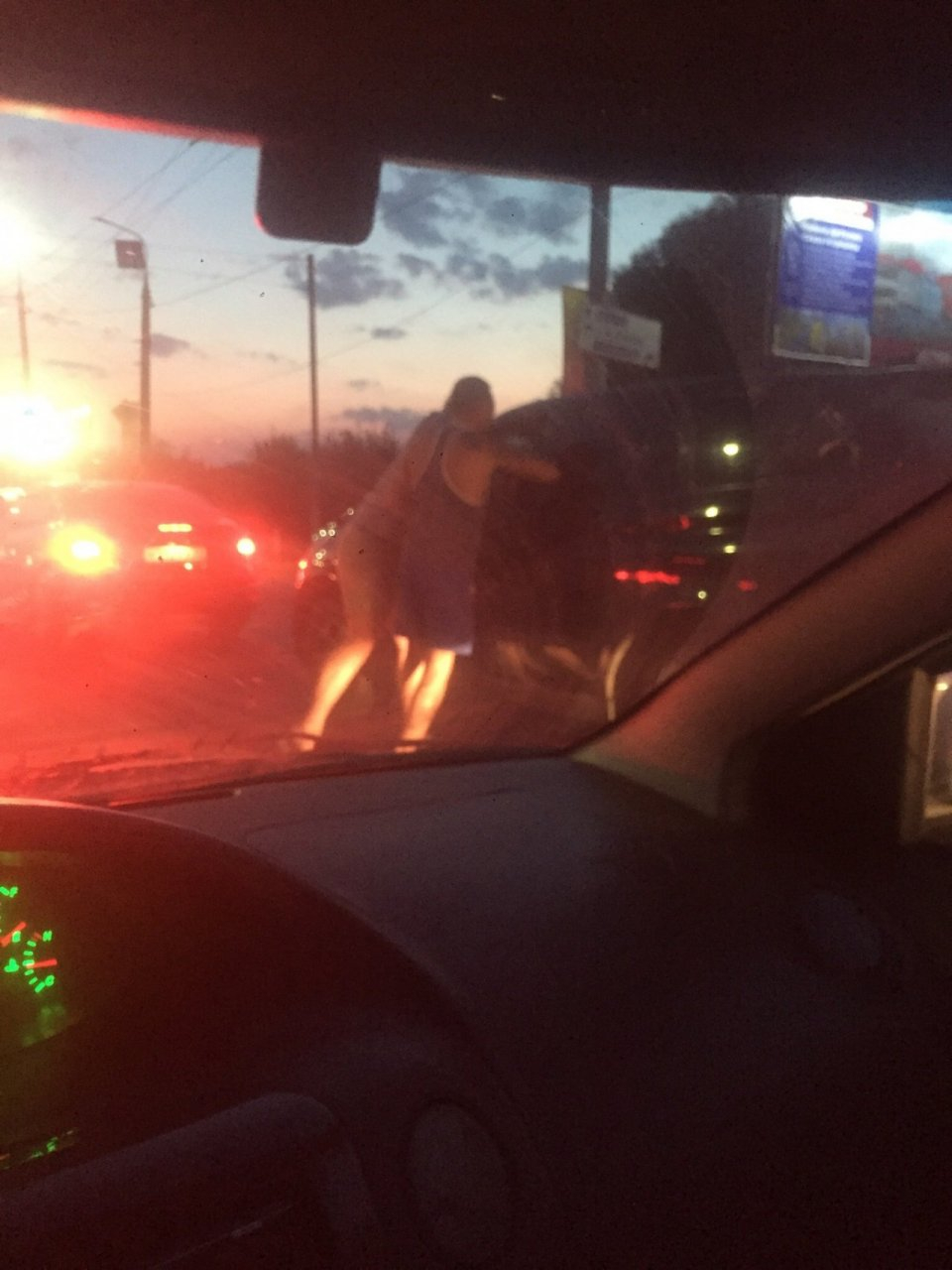 Во Владимире водителя начали избивать прямо посреди дороги