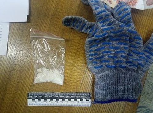 Таксист перевозил запрещенное вещество в садовой перчатке