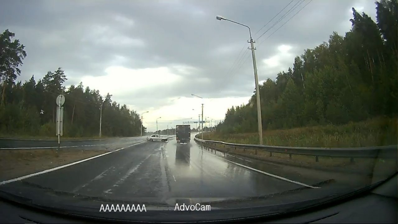 Автомобилист не справился с управлением и вылетел на встречку под Владимиром (видео)