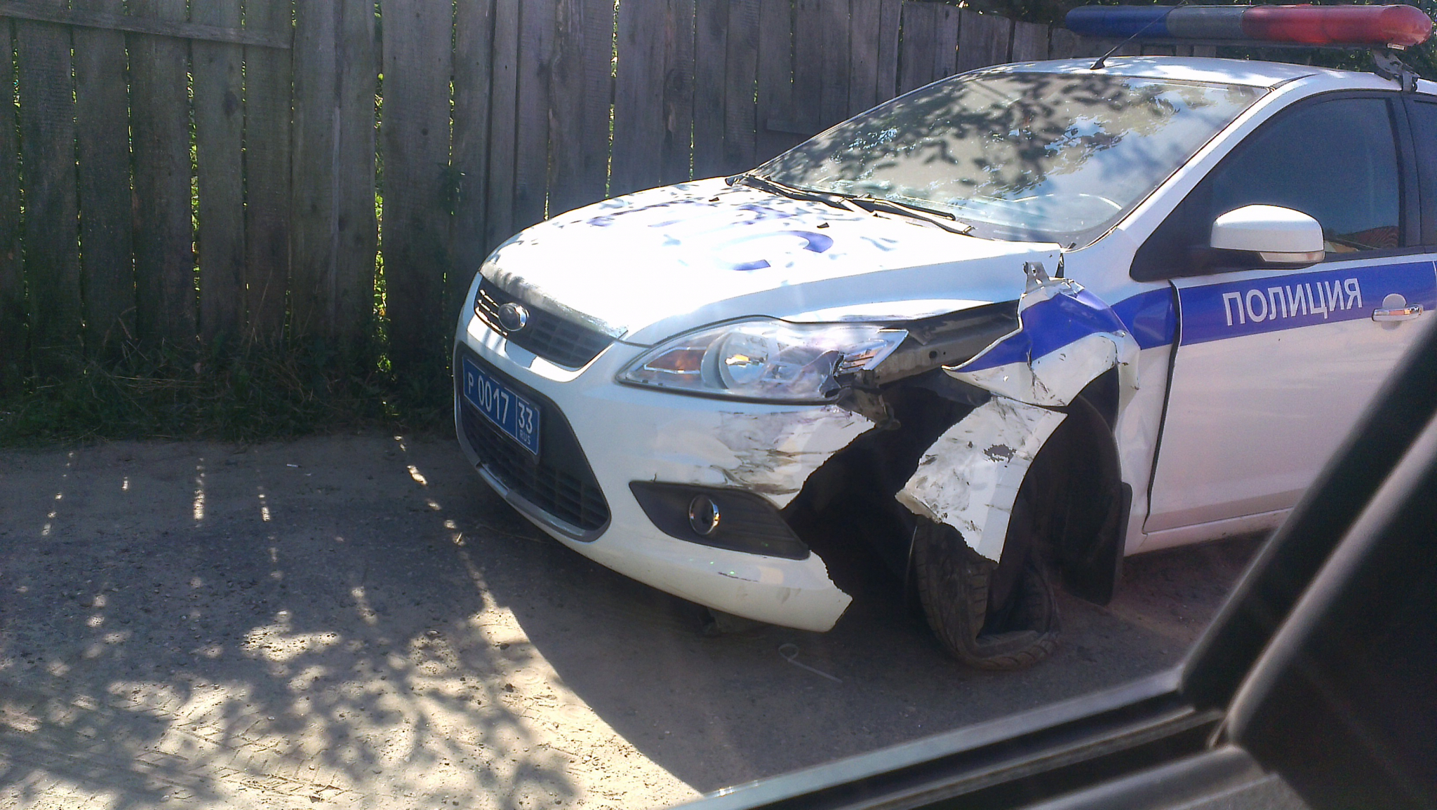 Владимирец обнаружил разбитую машину ДПС в одном из дворов