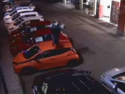 В Боголюбово пьяный хулиган устроил забег по крышам чужих авто