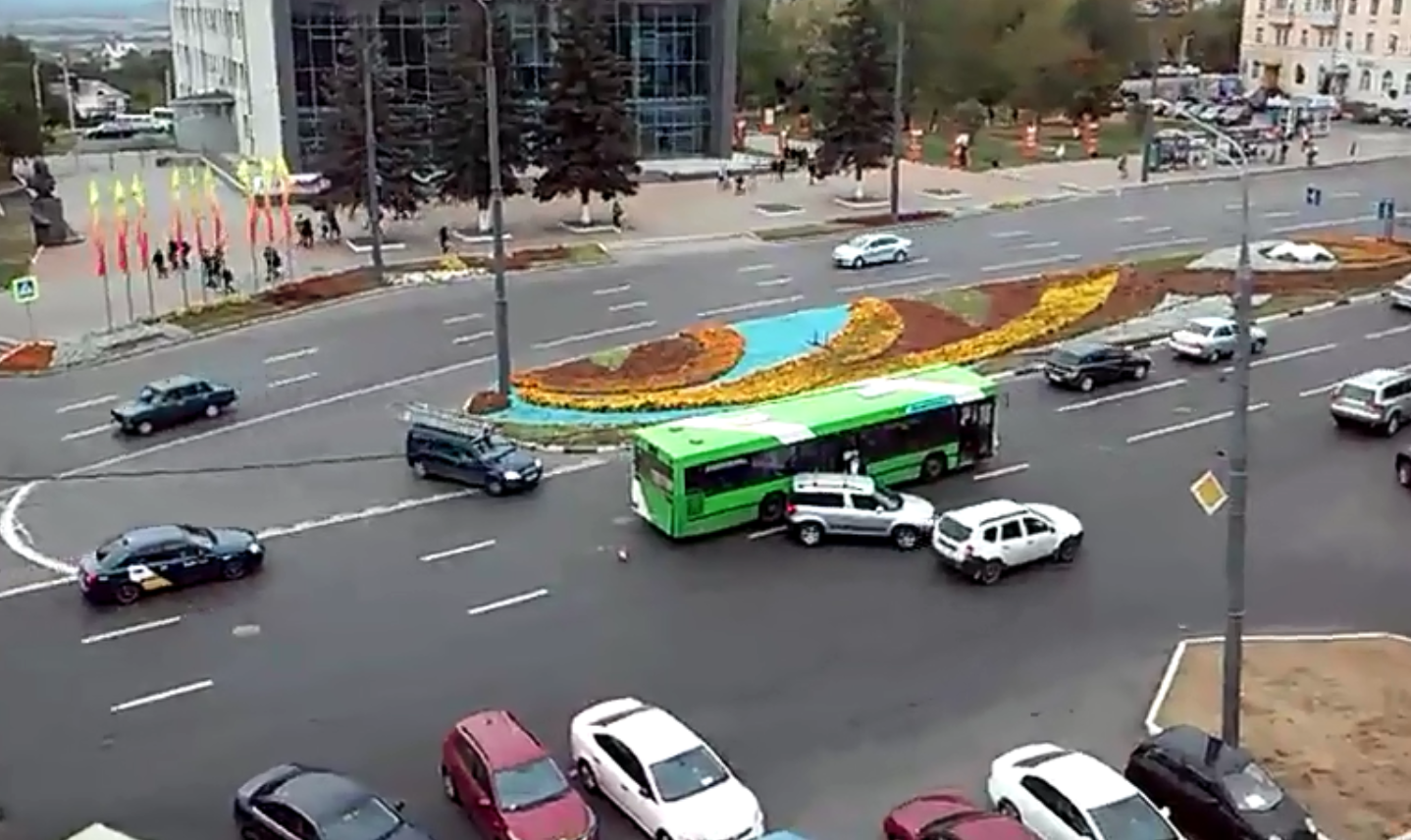 Автобус не поделил дорогу с легковым автомобилем в центре Владимира