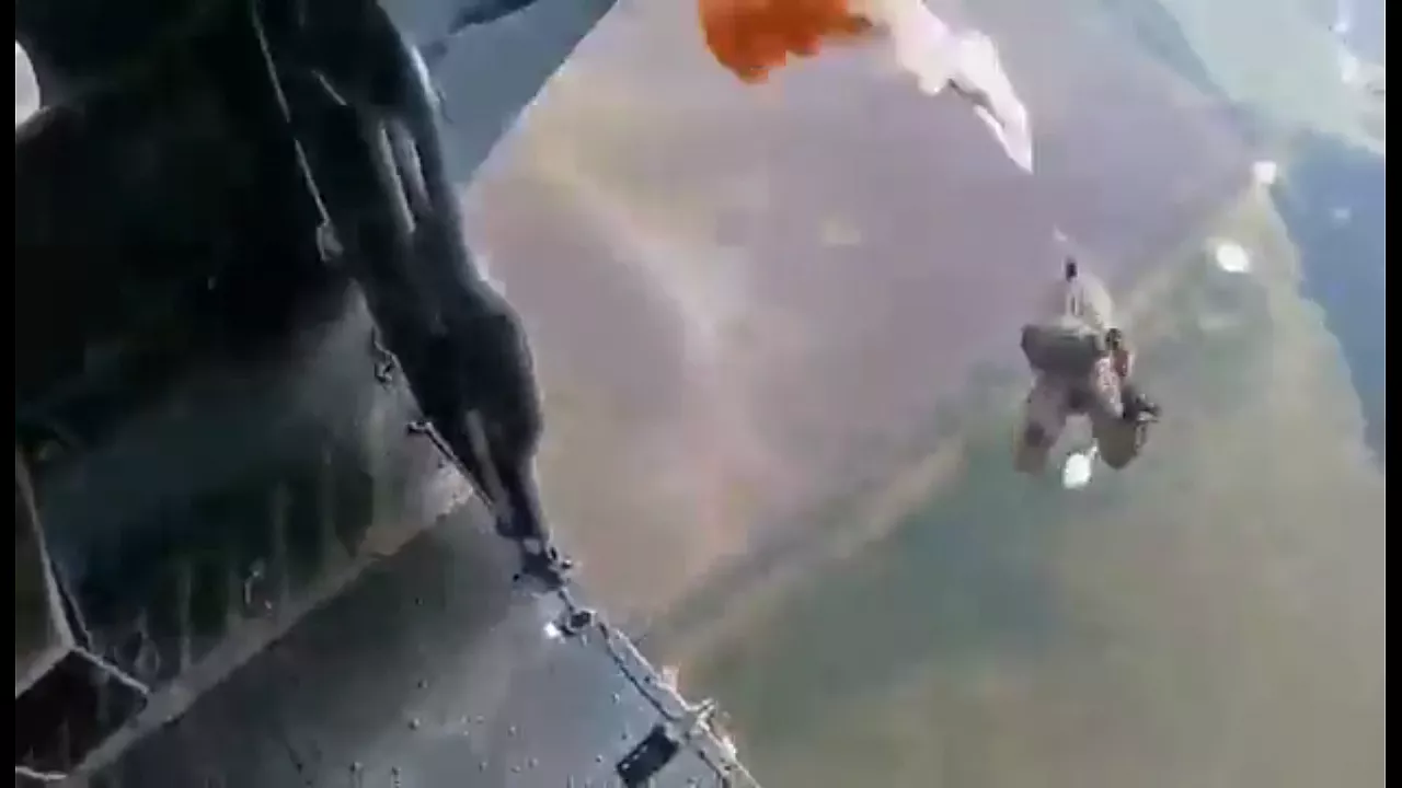Фото к статье: Появилось видео смертельного прыжка с парашютом военнослужащего ВДВ