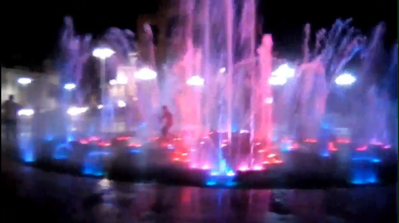 Соцсети взорвало видео с танцем под струями светомузыкального фонтана