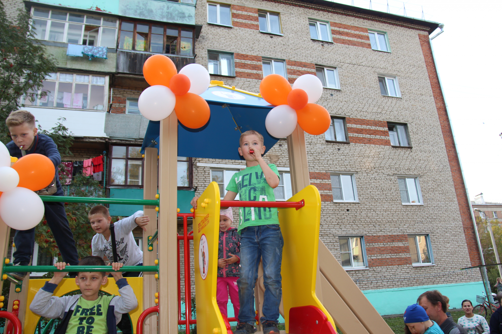В Юрьев-Польском с помпой установили новую детскую площадку