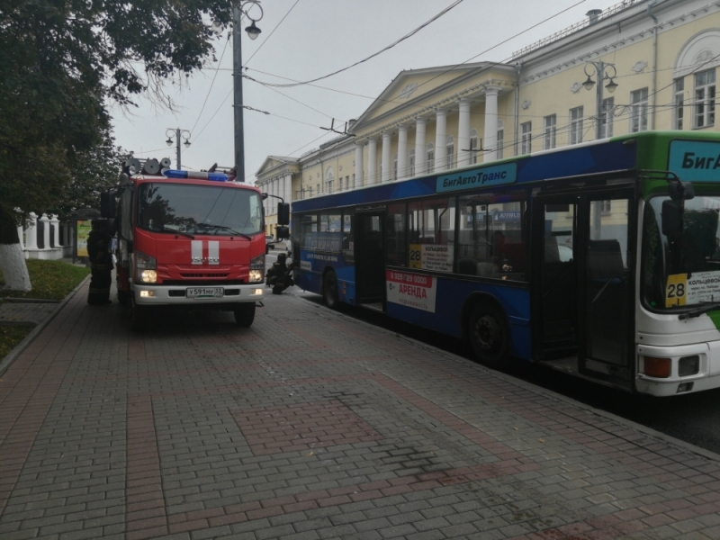 В центре Владимира на ходу загорелся автобус