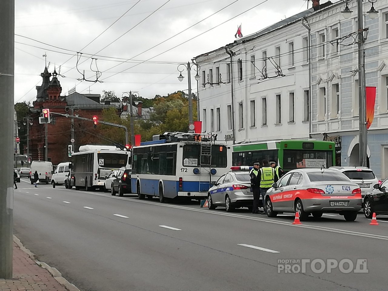 У бывших "Блинчиков" троллейбус врезался в легковой автомобиль