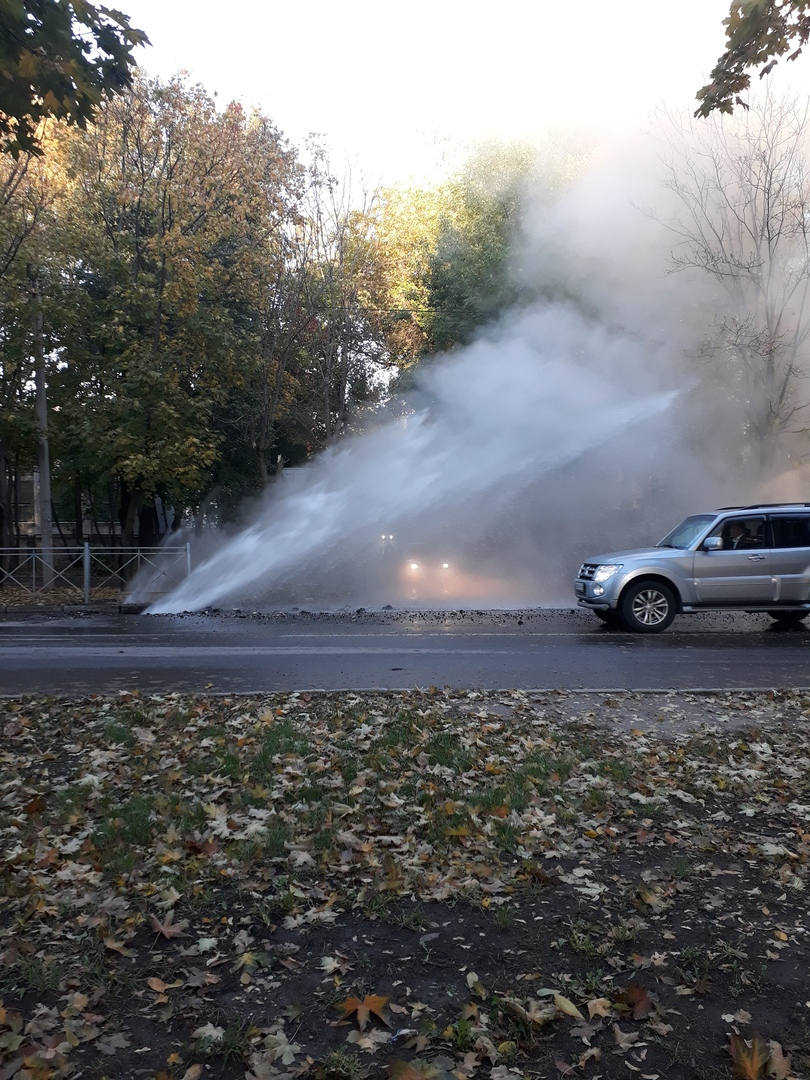 На улице Полины Осипенко забил "фонтан" из кипятка