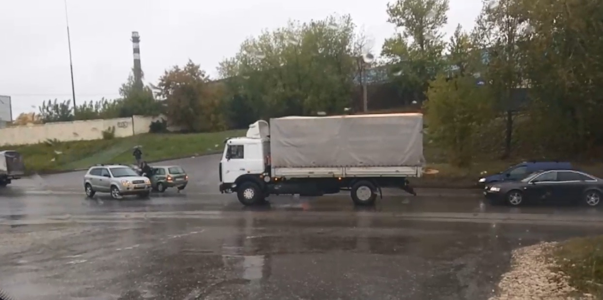 Авария на Почаевском проезде: "Калина" столкнулась с "Туссаном"