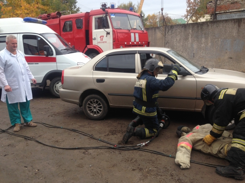Владимирские спасатели отработали действия по спасению людей при ДТП