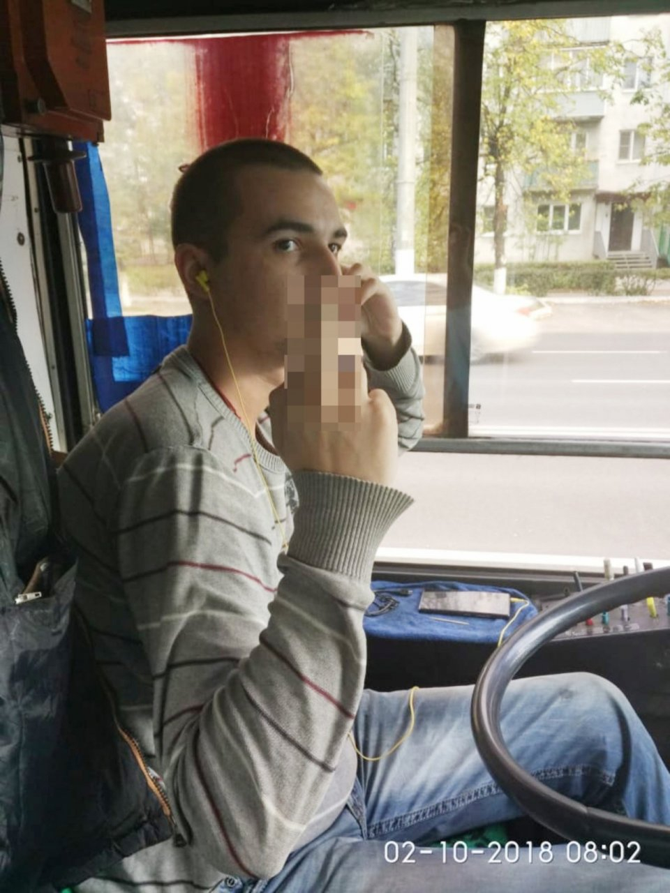 Водитель троллейбуса в центре города  зажал дверьми женщину и двоих первоклашек